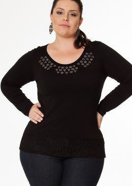 Marca: BerthageBlusa Plus Size em Viscolycra com renda na barra e aplicação de pedraria no decote.Composição do Produto: 96% Viscose 4% ElastanoImportante:- Os acessórios utilizados... 