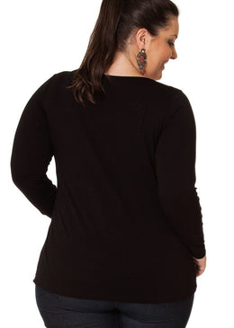 Marca: BerthageBlusa Plus Size em Viscolycra com renda na barra e aplicação de pedraria no decote.Composição do Produto: 96% Viscose 4% ElastanoImportante:- Os acessórios utilizados... 