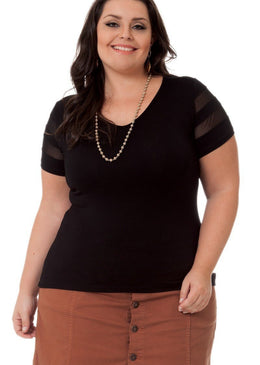 Marca: BerthageBlusa Plus Size em Viscolycra com recorte nas mangas em TuleComposição do Produto: 96% Viscose 4% ElastanoImportante:- Os acessórios utilizados na produção das fotos... 