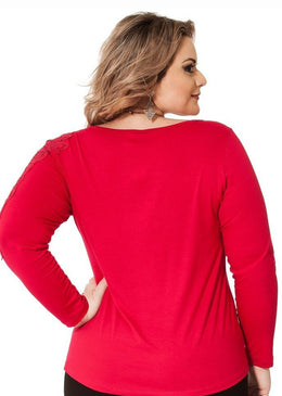 MARCA: LEPOQUEBlusa Plus Size em Viscolycra e tule invisível, e detalhe em guipirComposição do Produto: 96% Viscose 4% ElastanoImportante:- Os acessórios utilizados na produção das fotos não... 