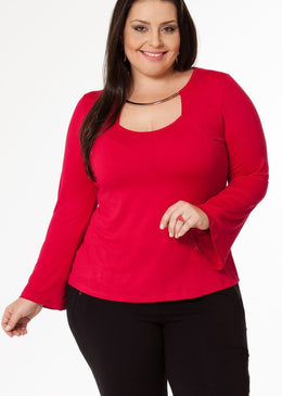 Marca: BerthageBlusa Plus Size em Viscolycra manga flare com detalhe metalComposição do Produto: 96% Viscose 4% ElastanoImportante:- Os acessórios utilizados na produção das fotos não... 