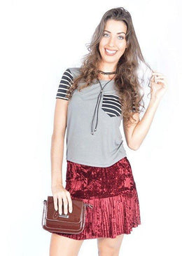 Blusa de viscolycra com bolso e manga listrada. 