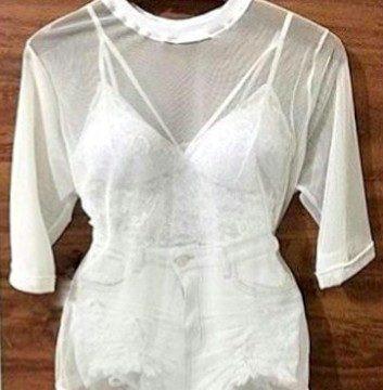 Linda blusa de tule. Super tendência e sucesso entre atrizes e blogueiras. Tule de ótima qualidade com elastano, toque macio.Tamanho: Único - Veste do manequim... 
