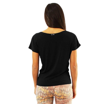 Blusa confeccionada em viscose e elastano, para garantir a versatilidade da peça. Lisa, com manga curta, gola canoa e diversas opções de cor. Uma camiseta básica... 