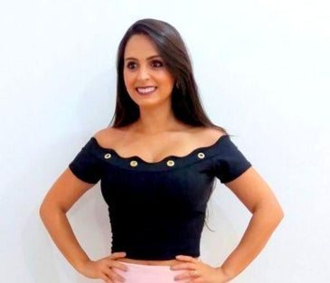 Blusinha cropped de suplex com elastano, modelo com ondinhas e  lindos detalhes em ilhós dourado. Tamanho único: Veste do 36 ao 42 