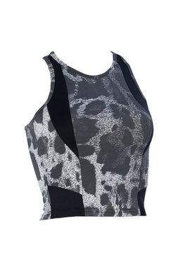 Blusa Fitness Poliamida Angel Estampado com Preto modelando o corpo feminino para correr caminhar malhar na Academia no Crossfit Funcional nas aulas de Pilates Ioga... 