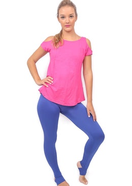 Blusa confeccionada em viscobrisa. Com detalhe em buraco no ombro e material furadinho que permite a transpiração.Composição: 92% Poliéster e 8% Elastano 