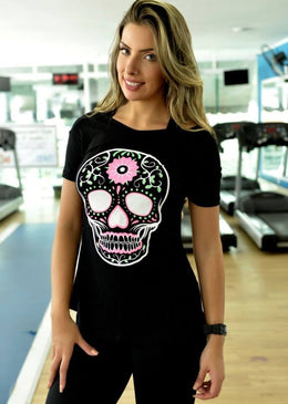 BLUSA ELAINE CONFECCIONADA EM VISCO VAZADO, ESTAMPADA COM UMA CAVEIRA FASHION E NA MODA, COM UMA ABERTURA NAS COSTAS.CONFERIR A ESTAMPA NÃO É A MESMA... 
