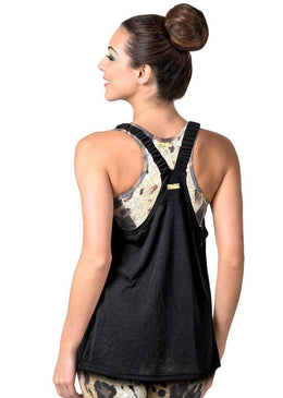 Blusa Fitness Poliamida c/ Elastico Visco Lisa modelando o corpo feminino para correr caminhar malhar na Academia no Crossfit Funcional nas aulas de Pilates Ioga... 