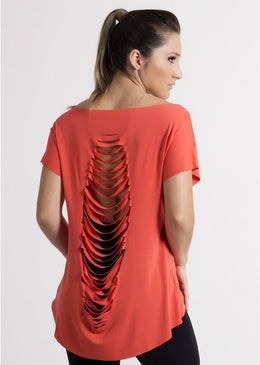 Um produto da marca Detalex Fitness:Blusa Navalhada ultra fashion com recortes nas costas, que proporciona mas conforto, por ser maior na parte de trás, tapando... 
