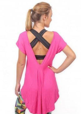 Blusa confeccionada em viscobrisa. Mais comprida atrás, dispensando o uso de tapa bumbum. Com recorte em V nas costas.Composição: 92% Poliéster 8% Elastano 