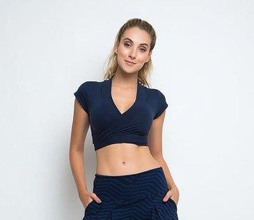 Bolero Fitness super fashion.Fabricado com tecido Authentic® Santaconstancia, a proposta desse tecido é oferecer conforto.Ele proporciona ótima sustentação com elasticidade equilibrada.A alta capilaridade do fio... 