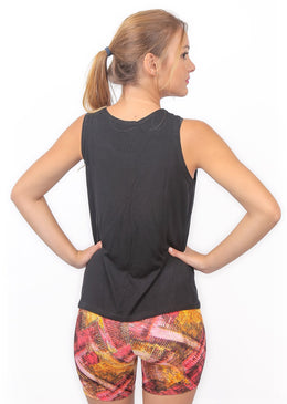 Camiseta Básica confeccionada em viscobrisa. Material leve, prático e super confortável. Permite a transpiração deixando você fresquinha ao malhar.Composição: 92% Poliéster 8% Elastano 