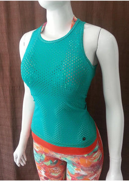 Camiseta com corte nadador nas costas.Fabricado em tecido leve e macio, não encolhe e nem deforma; resistente ao uso, aos fungos e às traças; de... 