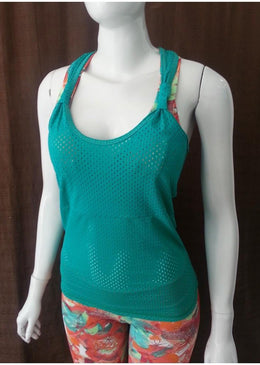 Camiseta com detalhe nas alças e nas costas. Fabricado em tecido leve e macio, não encolhe e nem deforma; resistente ao uso, aos fungos e... 
