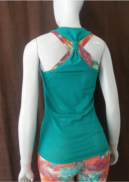 Camiseta com detalhe nas alças e nas costas. Fabricado em tecido leve e macio, não encolhe e nem deforma; resistente ao uso, aos fungos e... 