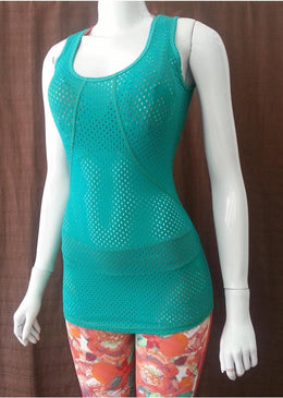 Camiseta com corte nadador nas costas e com um comprimento considerável onde a mulher dispensa o uso de tapa bumbum, lhe dando um conforto na... 