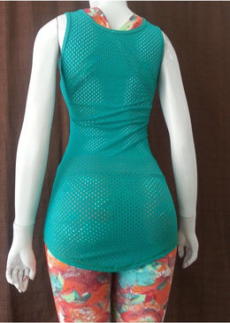 Camiseta com corte nadador nas costas e com um comprimento considerável onde a mulher dispensa o uso de tapa bumbum, lhe dando um conforto na... 