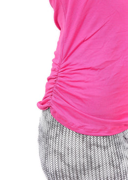 Camiseta com detalhe franzido na lateral. Combina com qualquer look, além de ser confortável e prática, já que é mais compridinha evitando o uso de... 