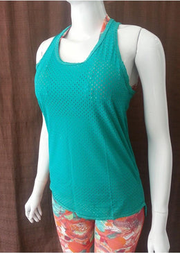 Camiseta com corte nadador nas costas e com um comprimento considerável onde a mulher dispensa o uso de tapa bumbum, lhe dando um conforto na... 