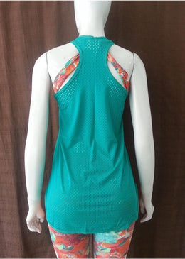 Camiseta com corte nadador nas costas e com um comprimento considerável onde a mulher dispensa o uso de tapa bumbum, lhe dando um conforto na... 