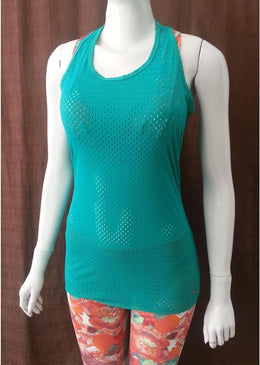 Camiseta com corte nadador nas costas e com um comprimento considerável onde a mulher dispensa o uso de tapa bumbum, lhe dando um conforto na... 