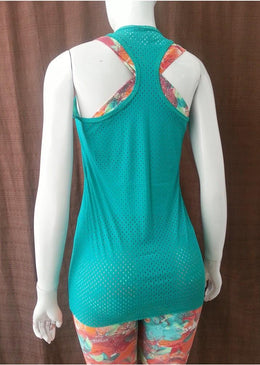 Camiseta com corte nadador nas costas e com um comprimento considerável onde a mulher dispensa o uso de tapa bumbum, lhe dando um conforto na... 