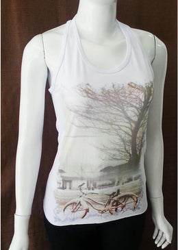 Camiseta com recorte nadador, com comprimento maior na parte do bumbum, dando mas conforto na hora de malhar!Linda estampa super delicada da um ar mas... 