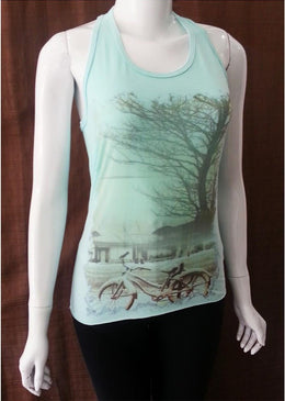 Camiseta com recorte nadador, com comprimento maior na parte do bumbum, dando mas conforto na hora de malhar!Linda estampa super delicada da um ar mas... 