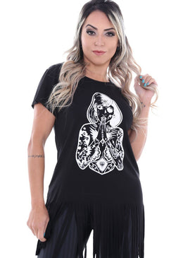 Descrição : T - Shirt Franja Feminina Coleção La Bout confeccionada em tecido viscolycra.T-Shirt com estampa Caveira  em Plástisol,manga curta e detalhe de Franjas cortadas a fio da Barra.Composição : Viscolycra 96%... 