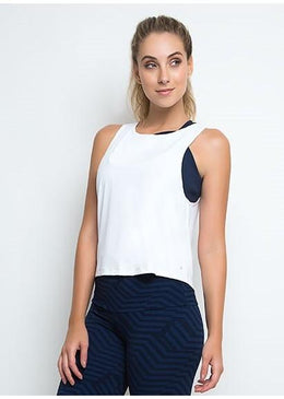 Camiseta básica ideal pata composição de qualquer look!O tecido apresenta uma textura de quadradinhos, material todo furadinho gerando muito conforto térmico.Composição: 88% Poliamida e 14%... 