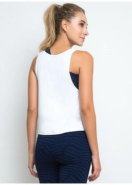 Camiseta básica ideal pata composição de qualquer look!O tecido apresenta uma textura de quadradinhos, material todo furadinho gerando muito conforto térmico.Composição: 88% Poliamida e 14%... 