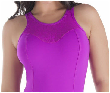 Lindo body com detalhes em rendas! Seu recorte frontal valoriza o corpo, com detalhes na parte superior e nas costas em renda!É fabricado em um... 