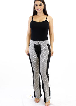   Calça com mini flare de bengaline, em duas cores, preto e estampa preto e branca. A nossa calça tem modelagem perfeita, é super confortável... 