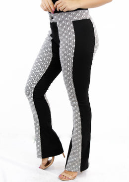   Calça com mini flare de bengaline, em duas cores, preto e estampa preto e branca. A nossa calça tem modelagem perfeita, é super confortável... 