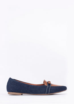 Mocassim Jeans com detalhe frontais na cor carameloIdeal para usar no dia a diaTecido: - Tecido Sintético + Couro SintéticoMaterial:- Interno: Forro Cacharrel- Palmilha: Confort- Solado:... 