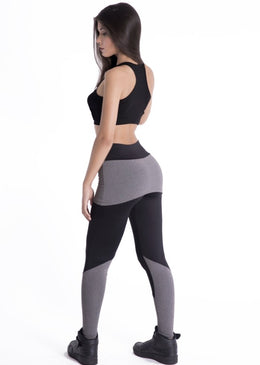 A calça Legging tapa bumbum Nayara lisa é legging com saia, veste bem para todos os tipos de corpo. Confeccionada em suplex liso com detalhes em... 