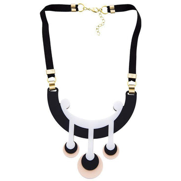 Colar Helena Acrílico com acabamentos folheado a ouro 18k. Acrílico com círculos. nas cores rosa, branco e preto.Características:- Marca: LE DIAMOND- Referência: CLD0585 Especificações:- Excelente... 