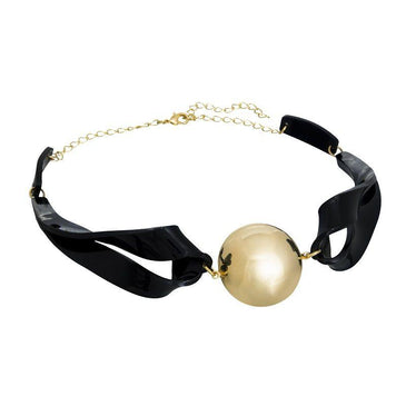 Choker Acrílico Meia Bola. Folheado a ouro 18k, pingente de meia bola em metal e faixa de acrílico moldado.Comprimento: 35cm + 10cm extensor.SKU: CLD0676 