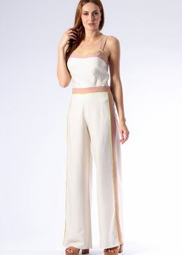   Blusa com alça e decote bicolor, com detalhes em listras localizadas, Super elegante, essa regata pode ser usada em conjunto com a calça ou... 