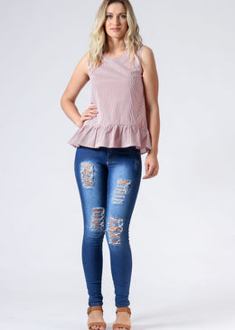 Blusa listrada com tecido de camisaria e babados na barra. Essencial para compor looks no dia-a-dia. Tabela de medidas: P= 36M= 38G= 40GG= 42Composição: 55% Algodão42% Poliéster3% Elastano 