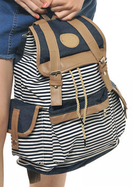 Mochila Joss Listra Fina PretaEstampa de Listra Fina PretoDois bolsos frontais e detalhes resinados. Possui alças de ombro ajustáveis, pendurador e fecho por zíper.Medidas: Altura: 38... 