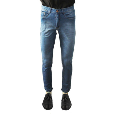 Calça masculina skinny azul, lavagem escura , com fechamento em botão e ziper no entremeio 
