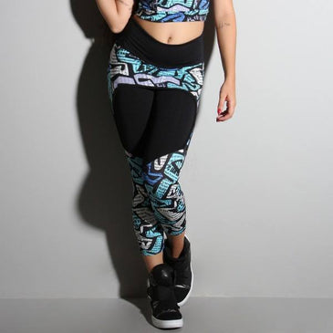 Legging lisacom detalhe estampado e saia tapa bumbum na mesma peça. Marca: CariocaFit 