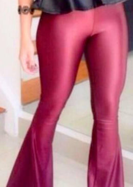 Linda calça flare no tecido cirrê. Tecido grosso de ótima qualidade e com elastano, não fica transparente. Tendência forte para o outono/inverno. Não possuí zíper e bolso.Tamanhos:P (... 