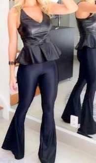 Linda calça flare no tecido cirrê. Tecido grosso de ótima qualidade e com elastano, não fica transparente. Tendência forte para o outono/inverno. Não possuí zíper e bolso.Tamanhos:P (... 