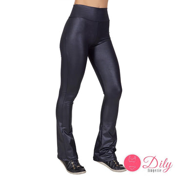 Calça legging flare toda produzida em cirrê. Confeccionada em poliester, tecido imita couro.A modelo veste tamanho MComposição: 90% poliester            ... 