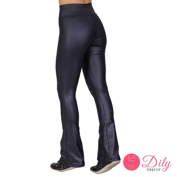Calça legging flare toda produzida em cirrê. Confeccionada em poliester, tecido imita couro.A modelo veste tamanho MComposição: 90% poliester            ... 