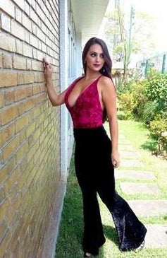 Linda calça flare no tecido veludo molhado. Possui cós alto e elástico na cintura. Modela o corpo Tamanho P: Veste 36/38 Tamanho M: Veste 40... 