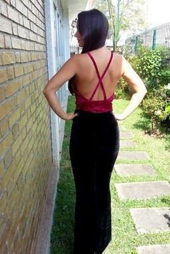Linda calça flare no tecido veludo molhado. Possui cós alto e elástico na cintura. Modela o corpo Tamanho P: Veste 36/38 Tamanho M: Veste 40... 